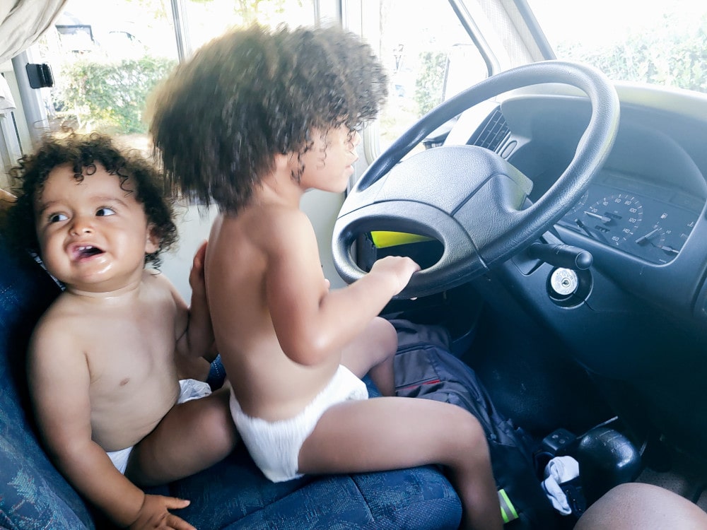 Les enfants en couche jouent avec le volants